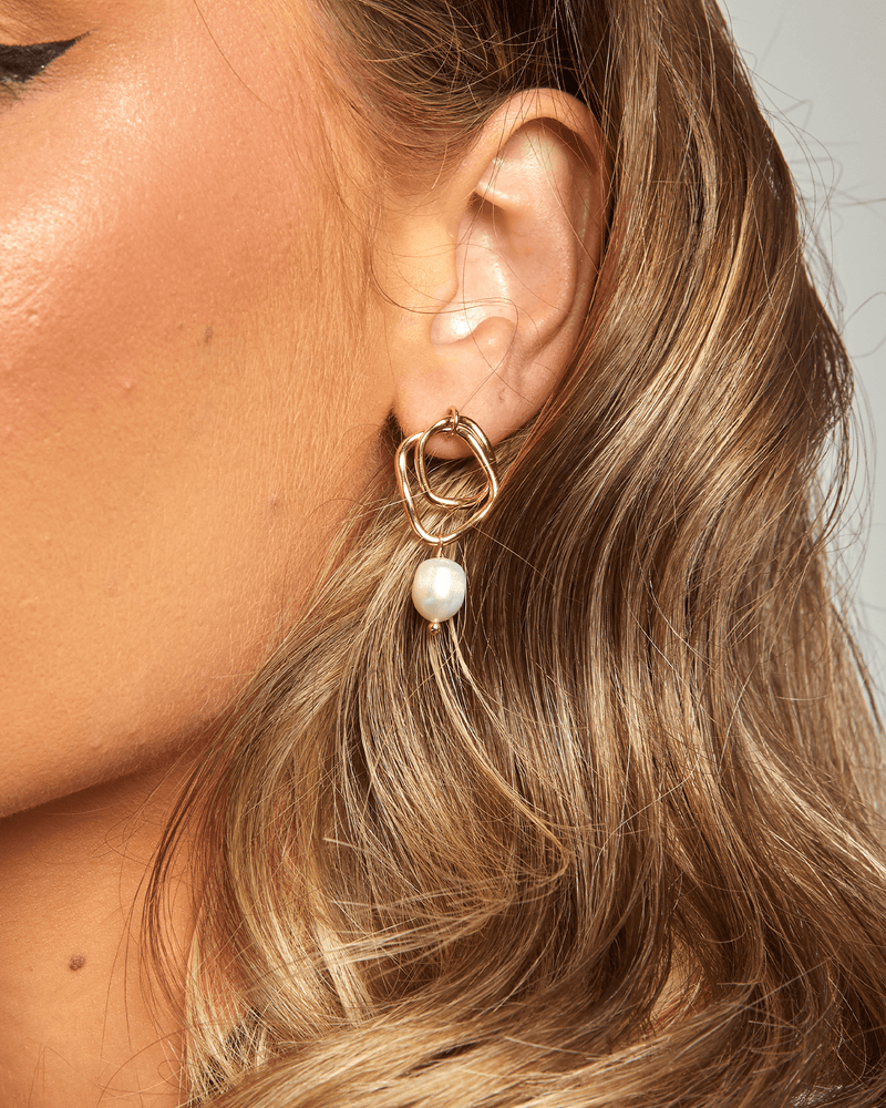 Izoa Serenity Earrings Gold Freshwater Pearl